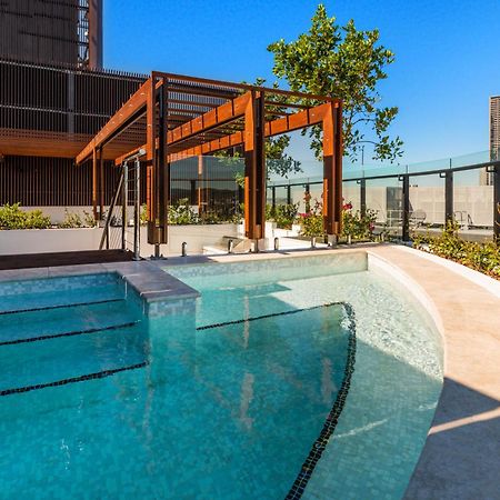ブリスベン Fv By Peppersアパートホテル エクステリア 写真 The rooftop pool at the Emporium Hotel South Bank