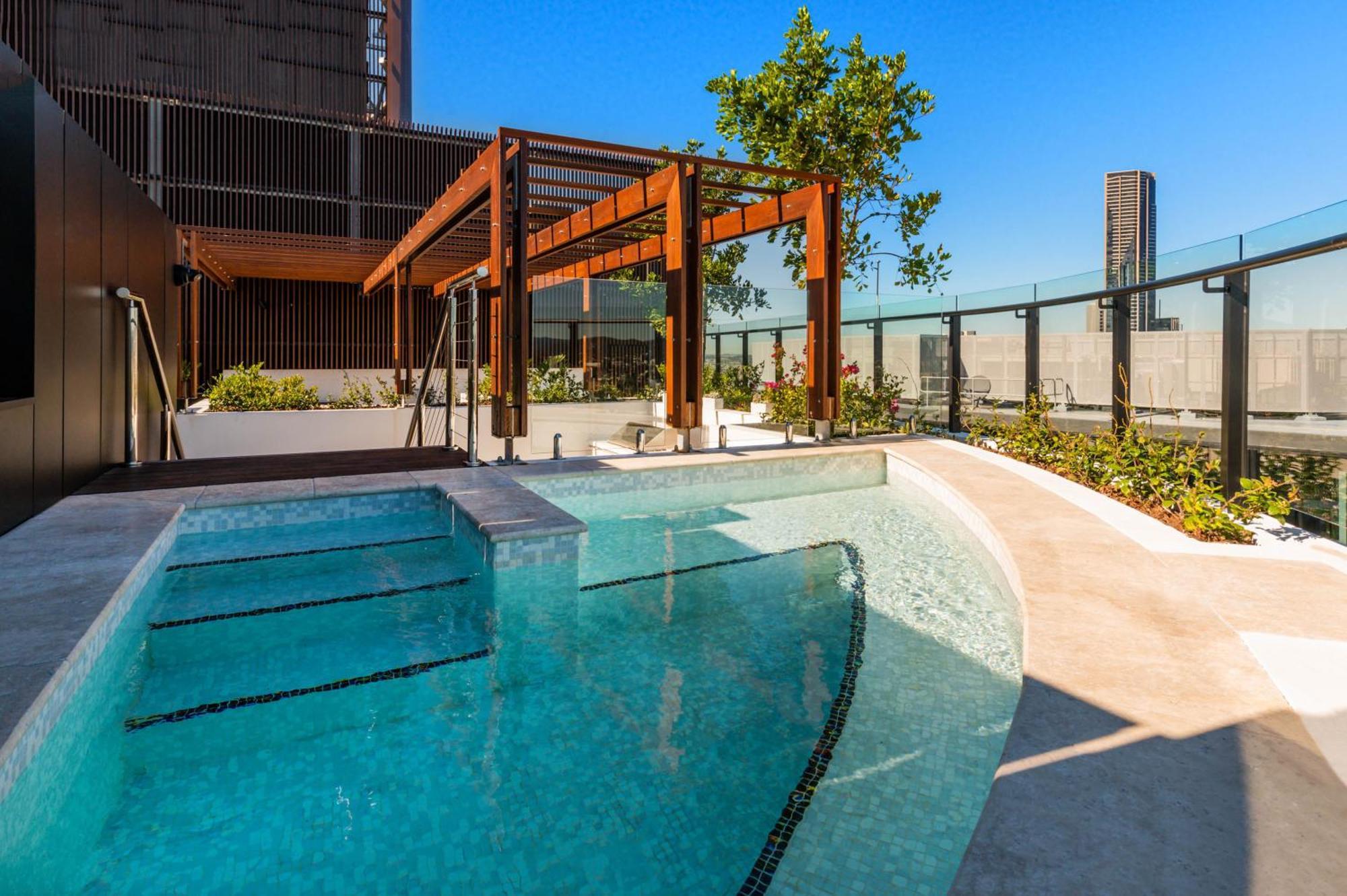 ブリスベン Fv By Peppersアパートホテル エクステリア 写真 The rooftop pool at the Emporium Hotel South Bank